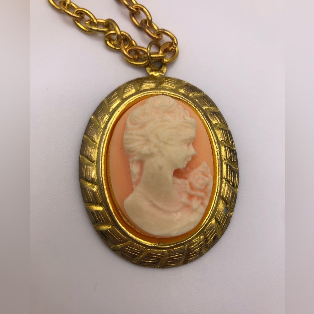 Vintage Cameo Pendant Necklace - Picture 3 of 7